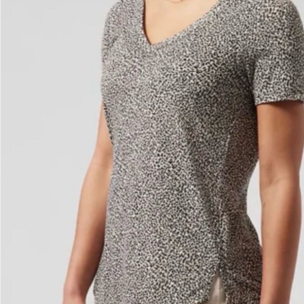 Athleta Breezy Scoop V-Neck Tee Micro Cheetah Magnolia White
